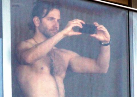 Bradley Cooper, de 'Se Beber, Não Case!', aparece na sacada do hotel em Ipanema